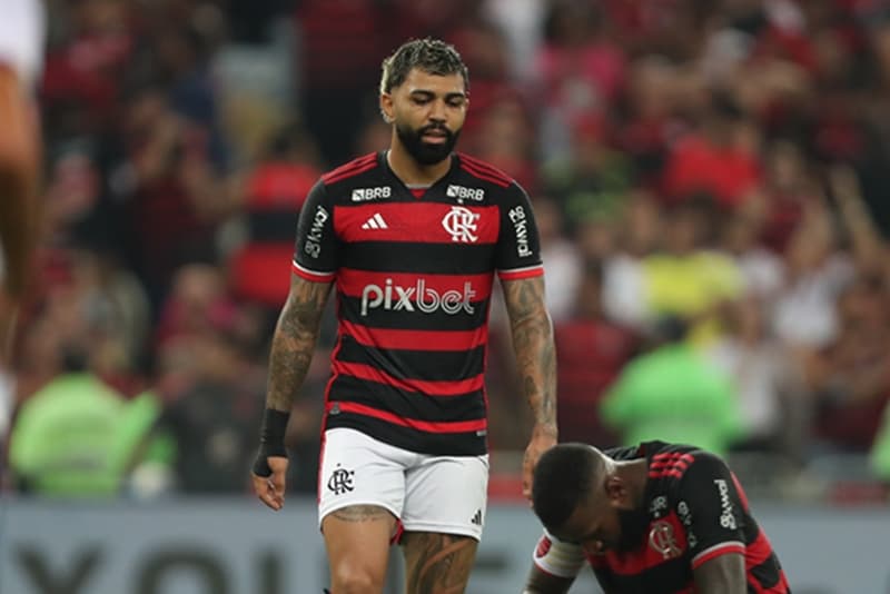 Gabigol caminha até Gerson, agachado por cansaço, após vitória do Flamengo contra o Bahia pela Copa do Brasil 2024