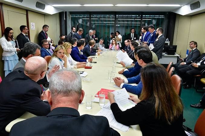 Mesa de discussão com diversos atores do movimento de combate a violência contra o mulher discutem o programa antes que aconteça. Iniciativa pode ser acampada pelo Flamengo