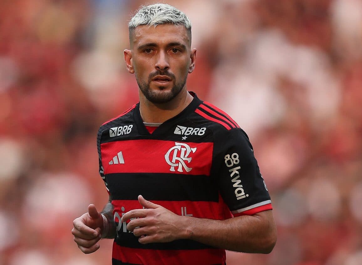 Arrascaeta em jogo do Flamengo; meia vai fazer cirurgia e deve voltar apenas em 2025