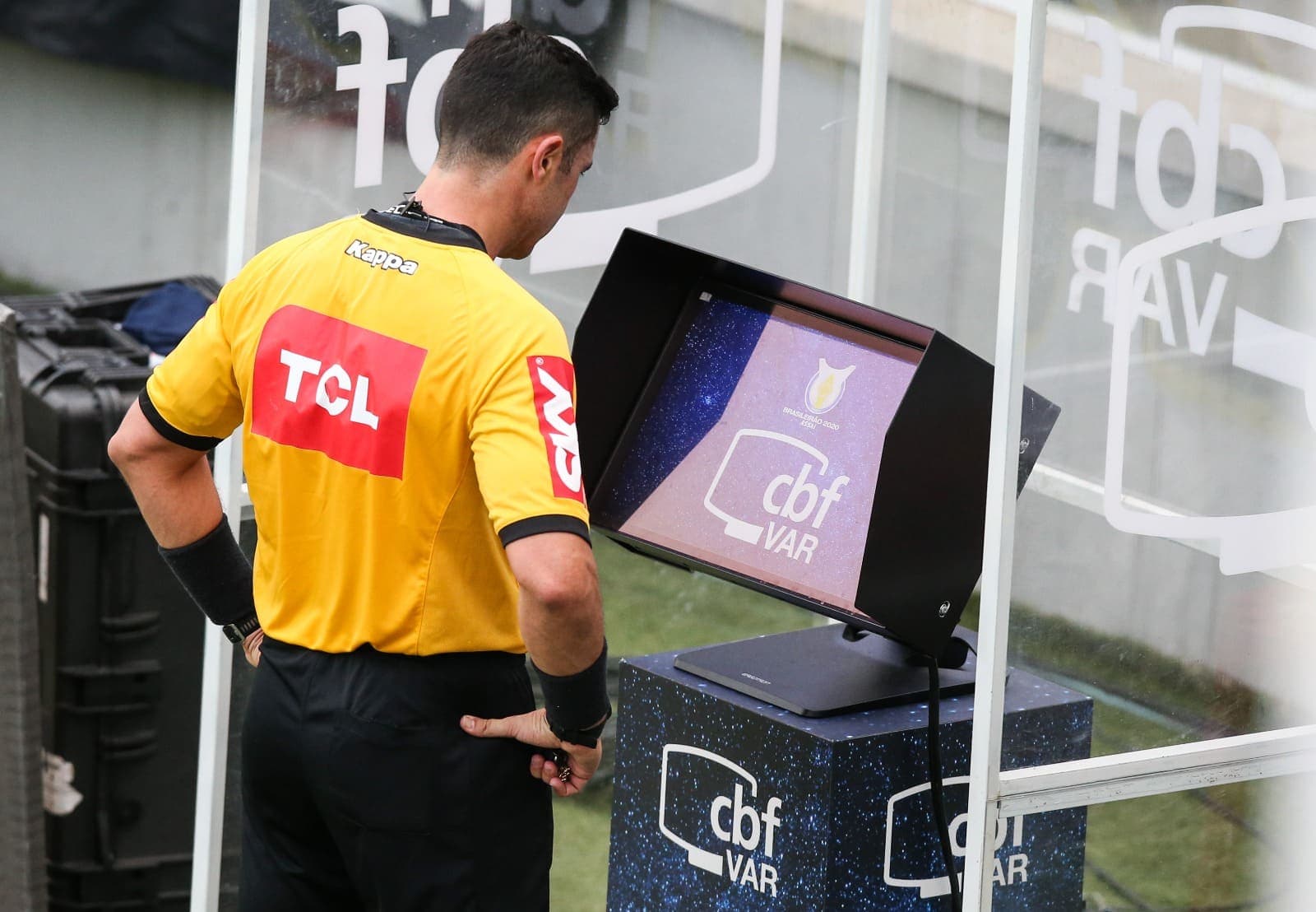 Árbitro olha o VAR em partida do Brasileirão; CBF define arbitragens completas para Flamengo x Atlético-MG da Copa do Brasil