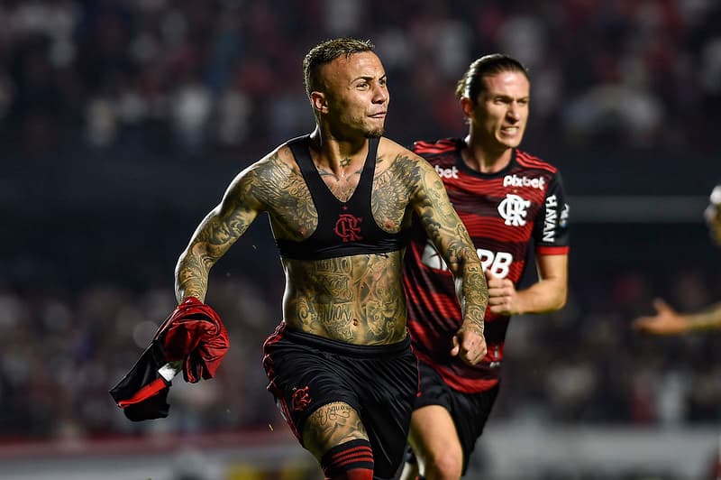 Cebolinha comemora gol do Flamengo na ida da semifinal da Copa do Brasil contra o São Paulo; agora técnico, Filipe Luís corre atrás