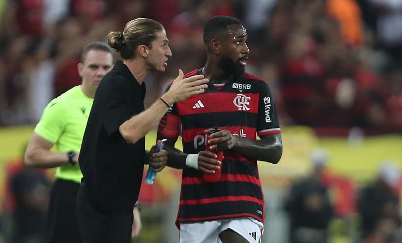 Filipe Luis, novo técnico do Flamengo, conversa com Gerson Santos, do Flamengo, durante a partida de ida das semifinais da Copa do Brasil entre Flamengo e Corinthians, no Estádio do Maracanã, em 2 de outubro de 2024, no Rio de Janeiro, Brasil.