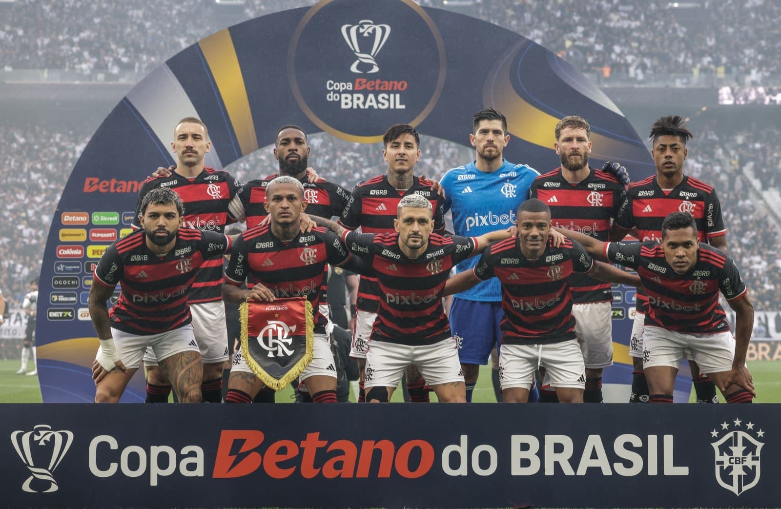 Time do Flamengo perfilado antes de enfrentar o Corinthians na Copa do Brasil; time pode terminar competição com melhor defesa da história