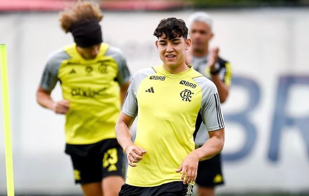 Joan Orellana em treino do Flamengo com Filipe Luís