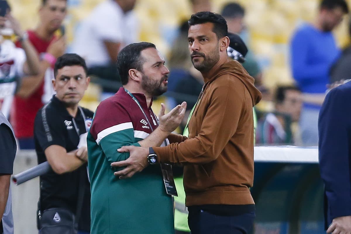 Mário Bittencourt com expressões explicativas na frente de Fred, que o contém, durante Fluminense x Argentino Juniors na Libertadores 2023