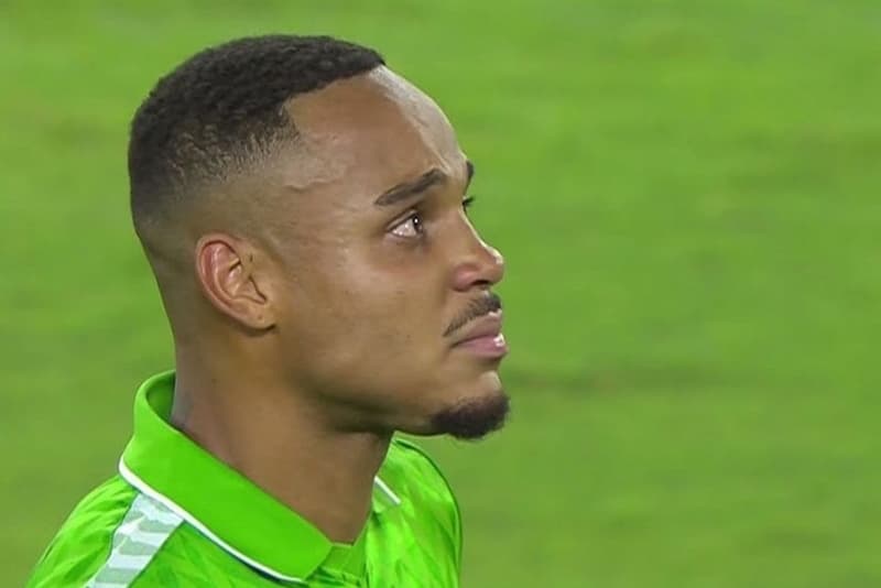 Natan, zagueiro ex-flamengo, chorando após sentir joelho no clássico Sevilla x Bétis por La Liga