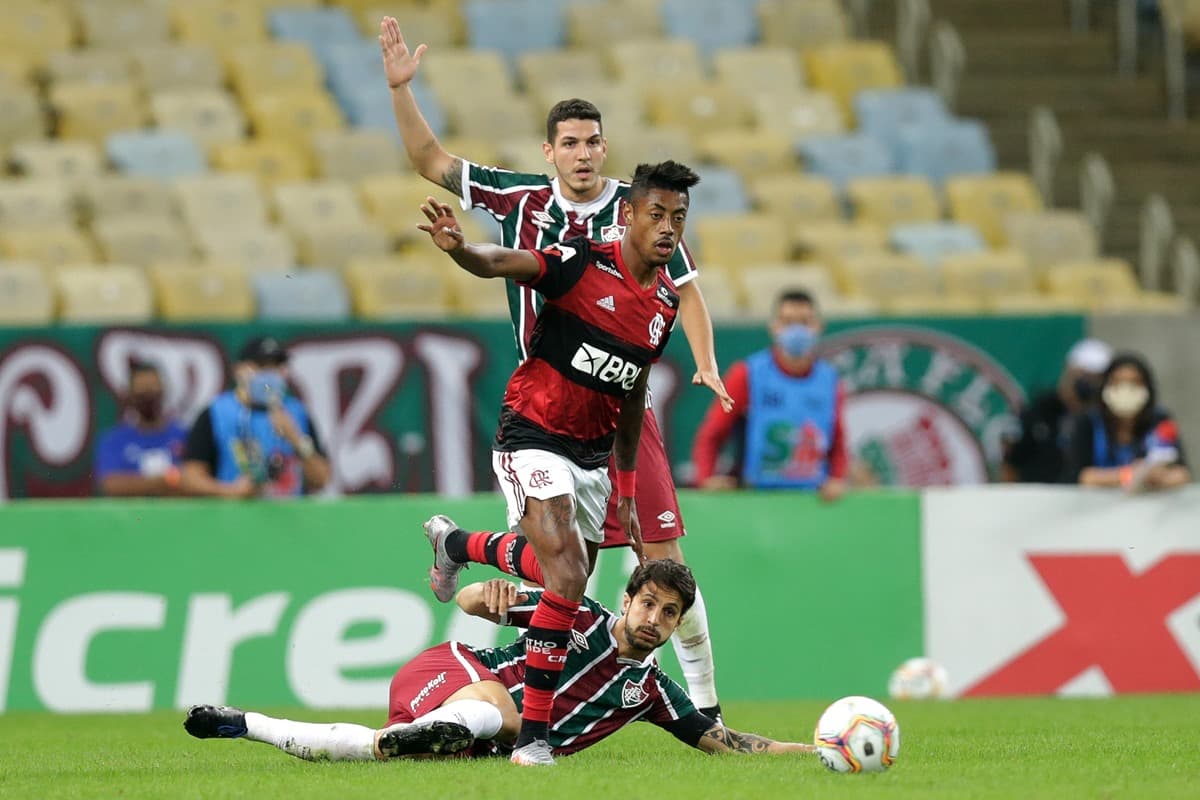 Hudson dá carrinho em Bruno Henrique durante Flamengo x Fluminense pelo Carioca 2020