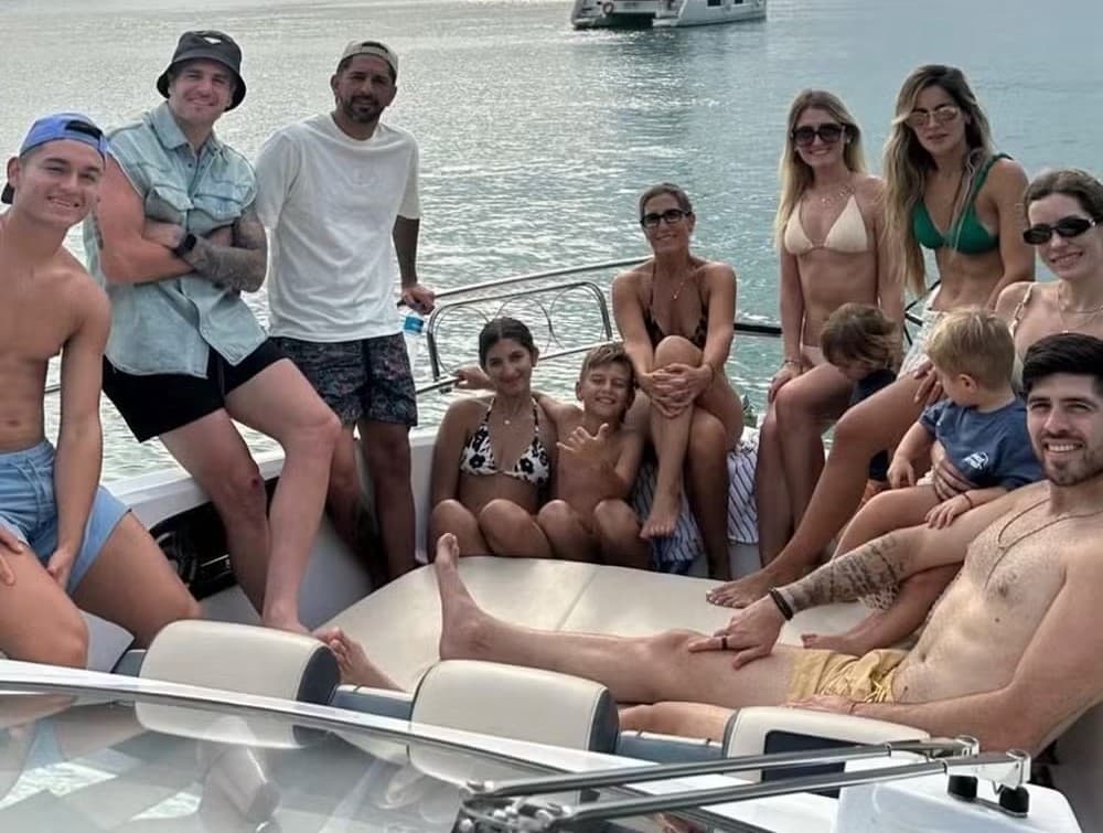 Carlos Alcaraz, Vegetti (Vasco), Emiliano Díaz (Corinthians) e Rossi junto de seus familiares em dia de folga;