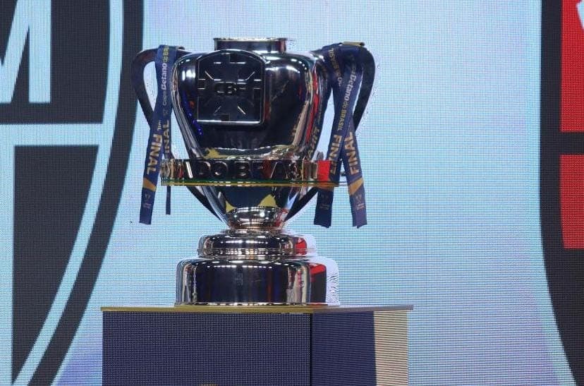 Taça da Copa do Brasil entre escudos de Atlético-MG e Flamengo no sorteio de mandos da final