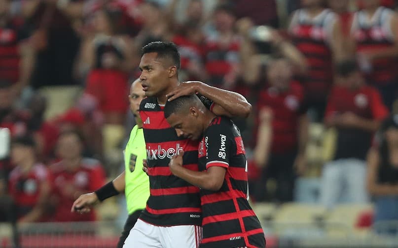 Alex Sandro do Flamengo comemora após marcar o primeiro gol de sua equipe com o companheiro de equipe Nicolas de la Cruz durante a partida de ida da semifinal da Copa do Brasil entre Flamengo e Corinthians no Estádio do Maracanã em 2 de outubro de 2024 no