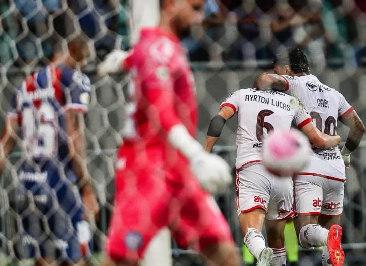 ayrton lucas comemora gol com gabigol na vitoria do Flamengo por 2 a 0 contra o Bahia, pela 29ª rodada do campeonato brasileiro 2024
