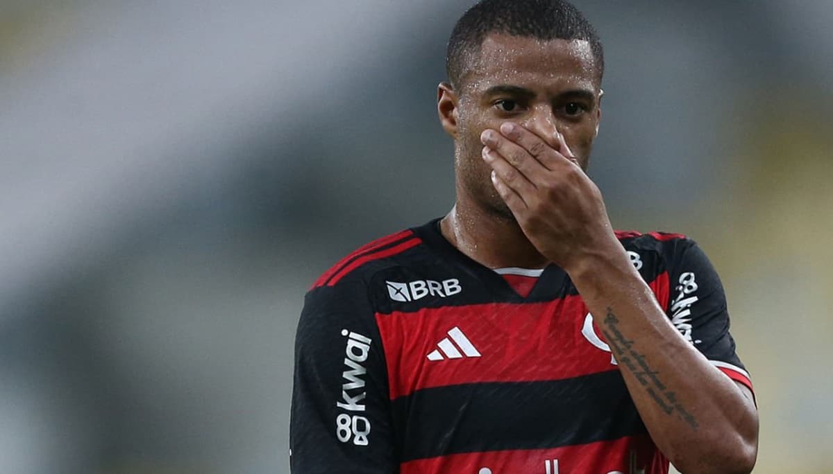 de la cruz leva mão ao nariz em jogo do flamengo no maracanã; uruguaio deixou Corinthians x Flamengo com dores na coxa