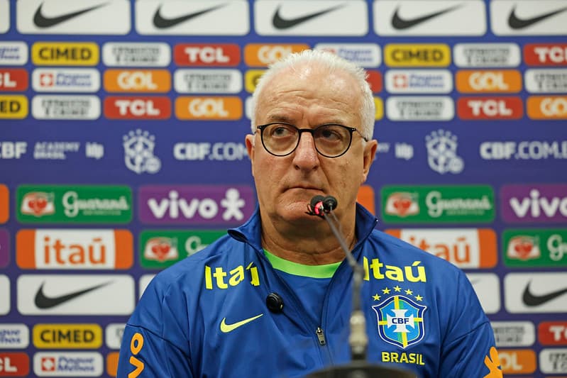 dorival júnior ex-flamengo em coletiva da seleção brasileira