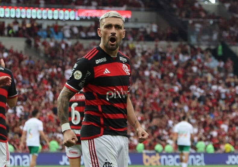 Arrascaeta comemora gol pelo Flamengo; meia se torna o atleta com mais títulos da Copa do Brasil