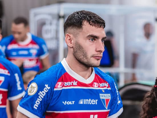 Emmanuel Martínez em jogo do Fortaleza; meia projetou partida contra o Flamengo