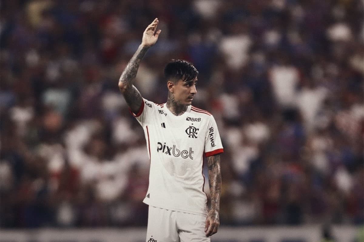 Erick Pulgar acena com semblante de arrependimento durante Fortaleza x Flamengo, pelo Brasileirão, na Arena Castelão