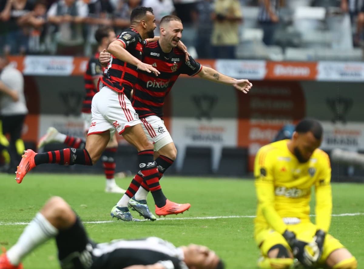 Fabrício Bruno e Léo Ortiz comemorando gol da vitória do Flamengo sobre Atlético-MG; na foto Alan Franco e Everson se lamentam