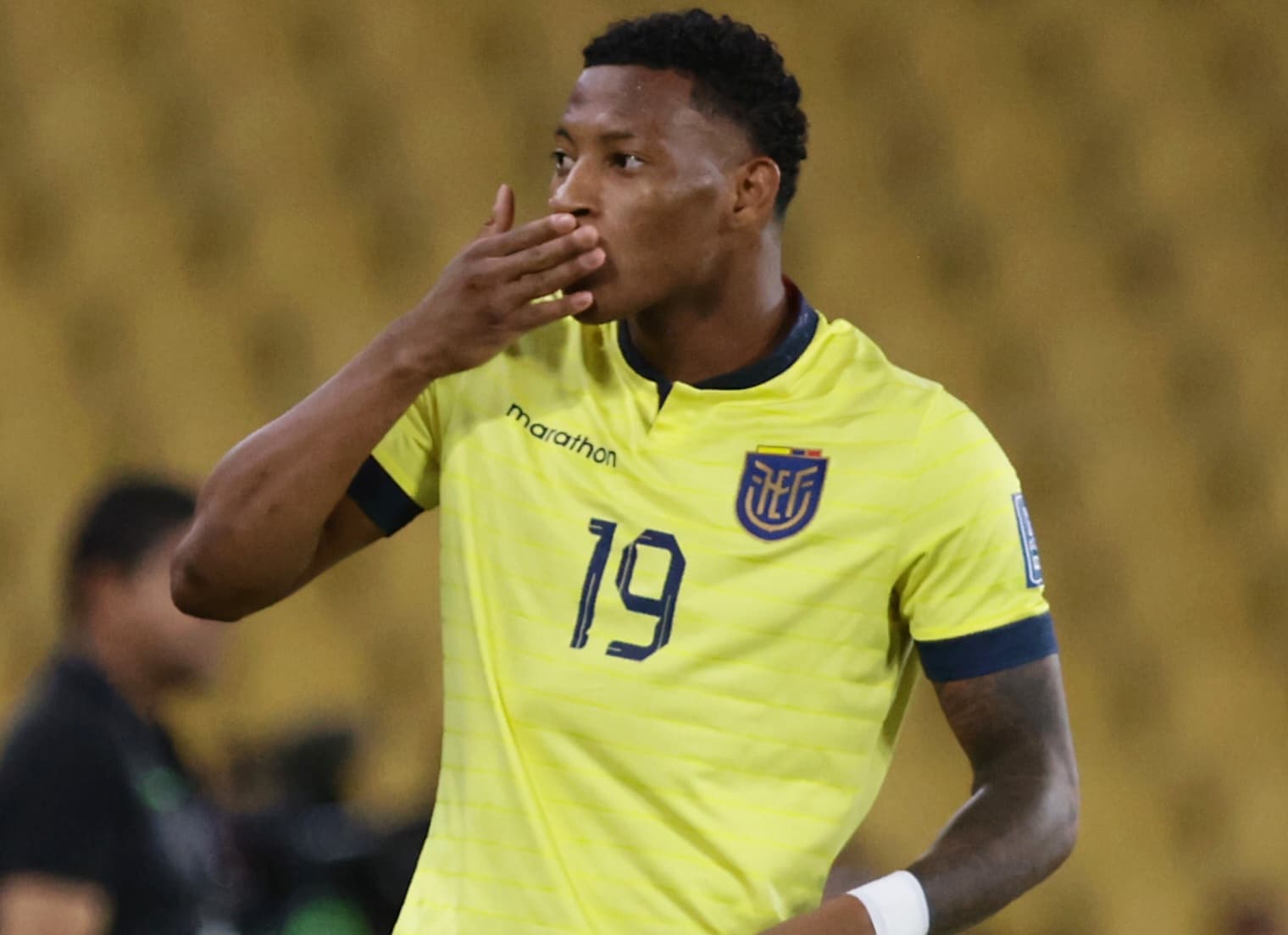 Gonzalo Plata comemora gol pelo Equador mandando beijo; atacante citou Flamengo ao comemorar boa fase