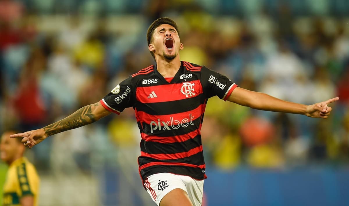Guilherme de braços abertos e gritando aos céus após primeiro gol pelo Flamengo contra o Cuiabá