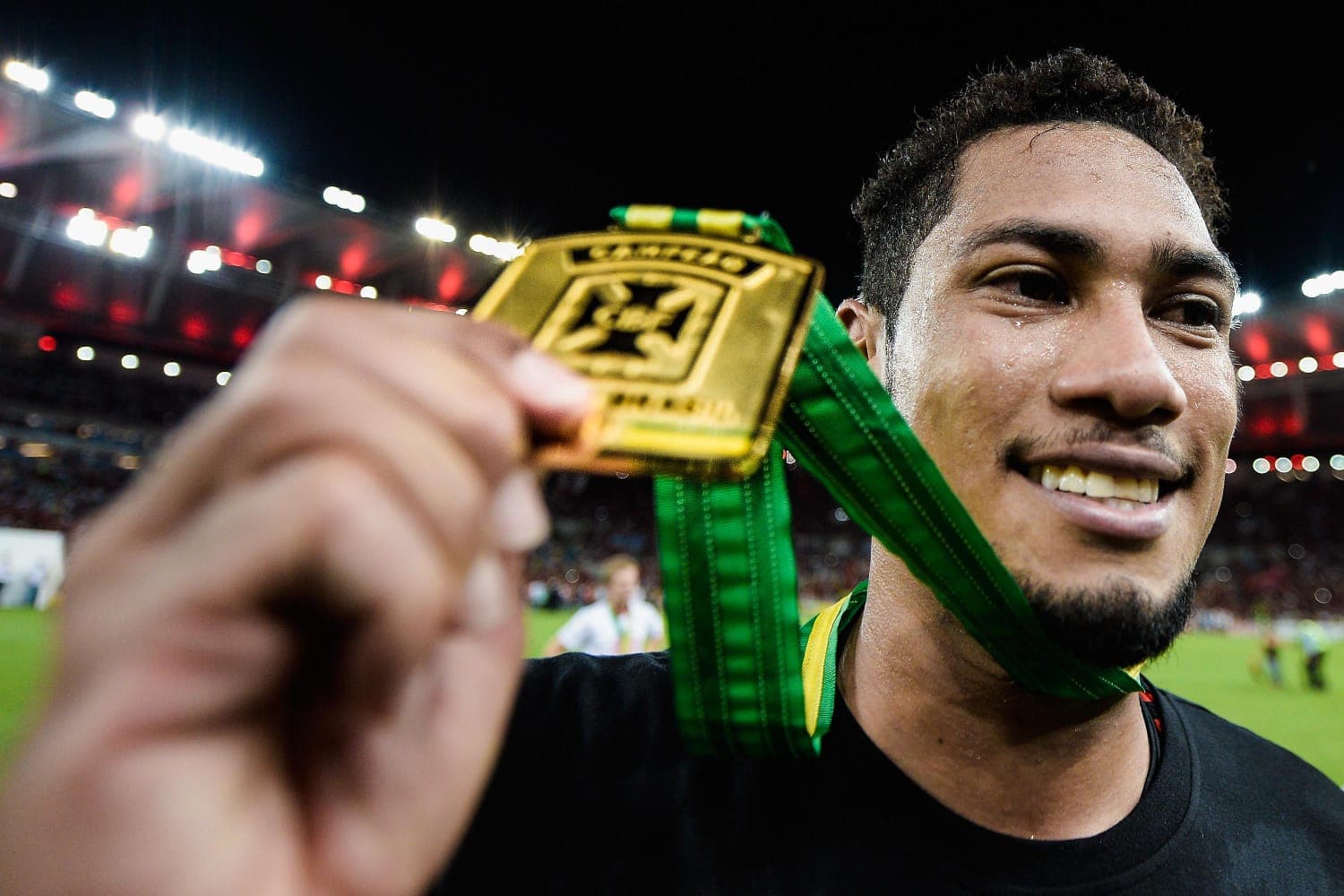 Hernane Brocador com medalha da Copa do Brasil pelo Flamengo
