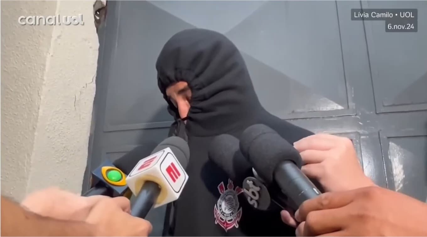 Torcedor do Corinthians que comprou cabeça de porco esconde rosto ao dar entrevisrta sobre o tema