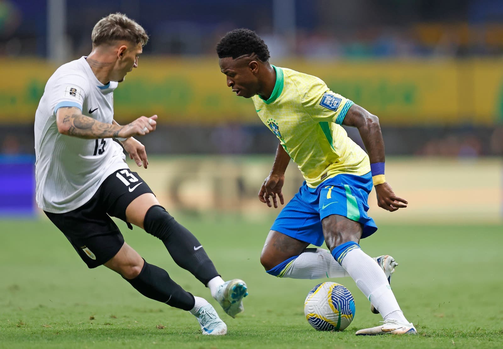Varela lateral do Flamengo, marcando Vini Jr em Brasil x Uruguai nas Eliminatórias