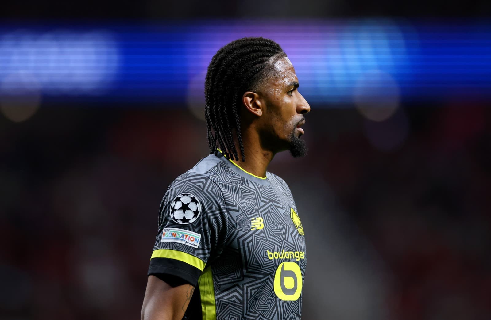 Alexsandro Ribeiro, do LOSC Lille, observa durante a partida da Fase MD3 da Liga dos Campeões da UEFA 2024/25 entre o Atlético de Madrid e o LOSC Lille