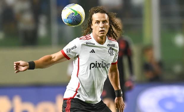 David Luiz foi eleito o melhor em campo contra o Cruzeiro. Na foto, o zagueiro observa a trajetória da bola para fazer interceptação
