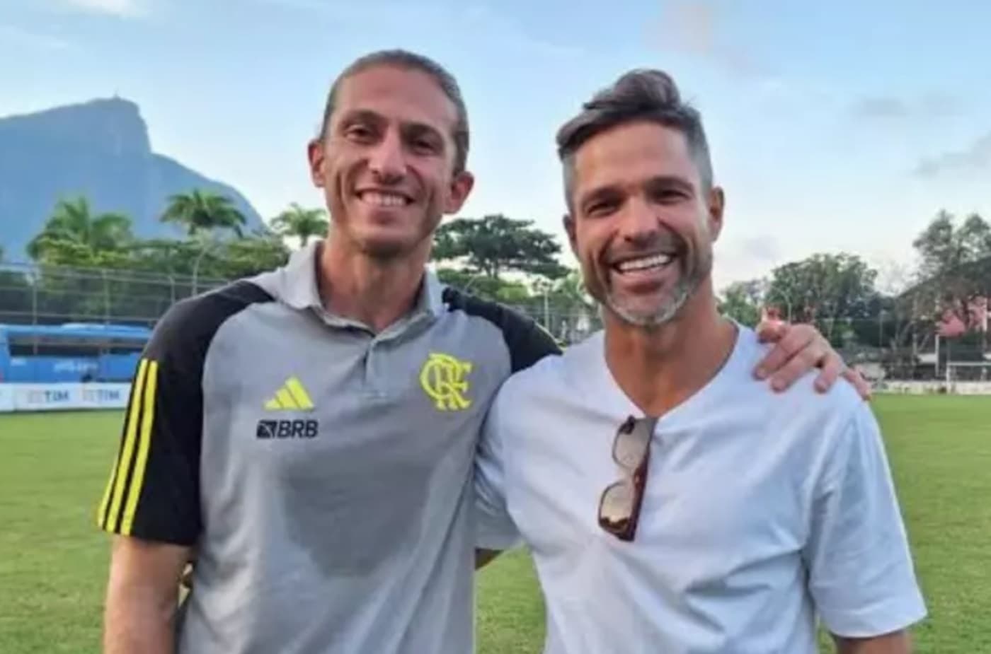 diego ribas ao lado de filipe luís em jogo do flamengo