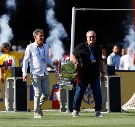 Ídolos das equipes envolvidas na final da Copa do Brasil entram em campo com a taça