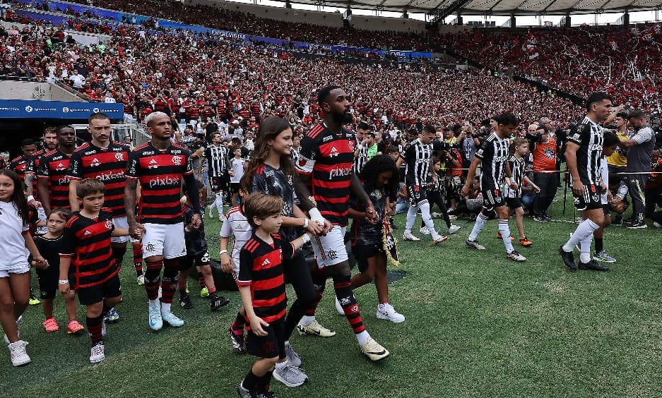 Gerson entrando com o time do Flamengo no gramado do Maracanã junto com a equipe do Atlético antes do primeiro jogo da final da Copa do Brasil 2024