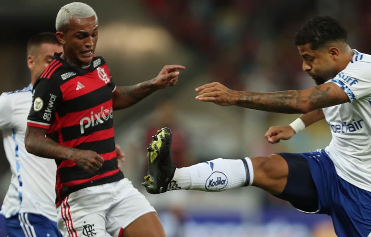 wesley divide bola em flamengo e cruzeiro pelo brasileirão
