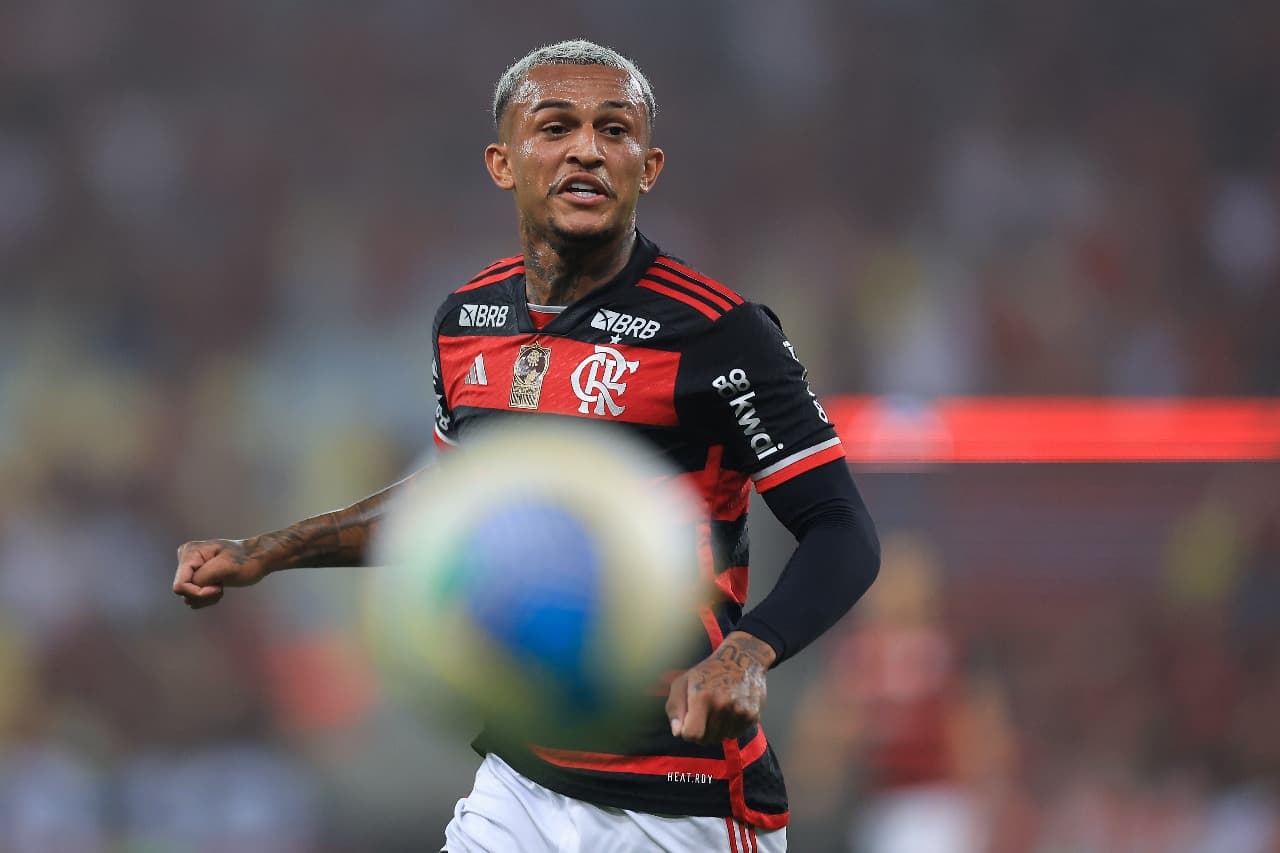 Wesley, do Flamengo, observa a bola durante partida contra o Atlético-MG, no Maracanã, válida pela 33ª rodada do Campeonato Brasileiro