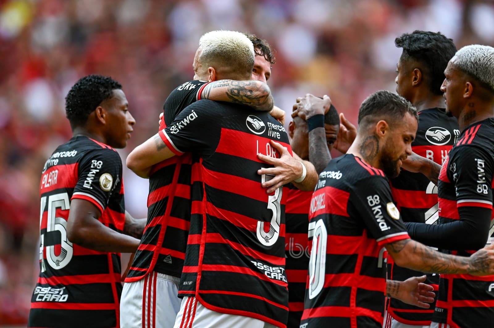 Léo Ortiz e Léo Pereira se abraçam após Flamengo x Internacional