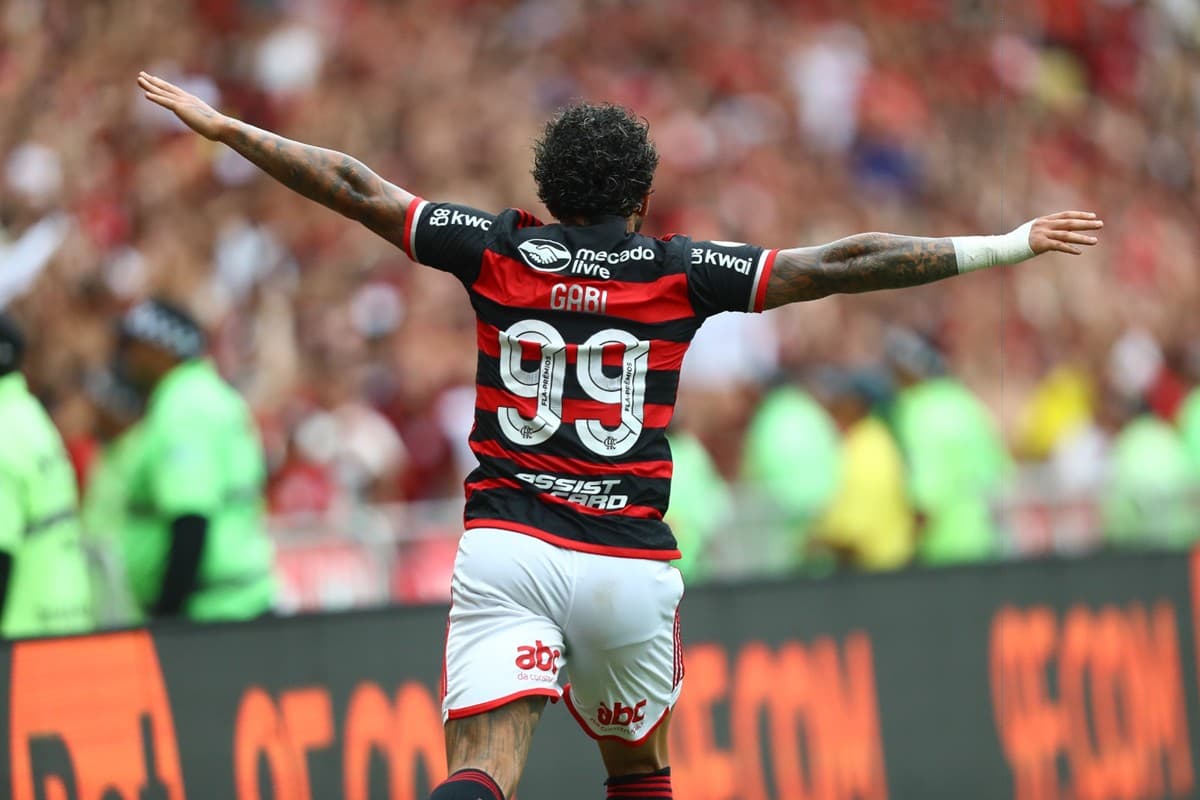 Gabigol com braços abertos comemora seu último gol pelo Flamengo