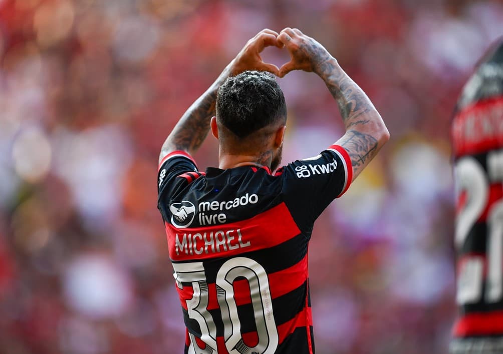 Michael faz coração com as mãos comemorando gol contra o Internacional, no Maracanã, pela 36ª rodada do Brasileirão 2024