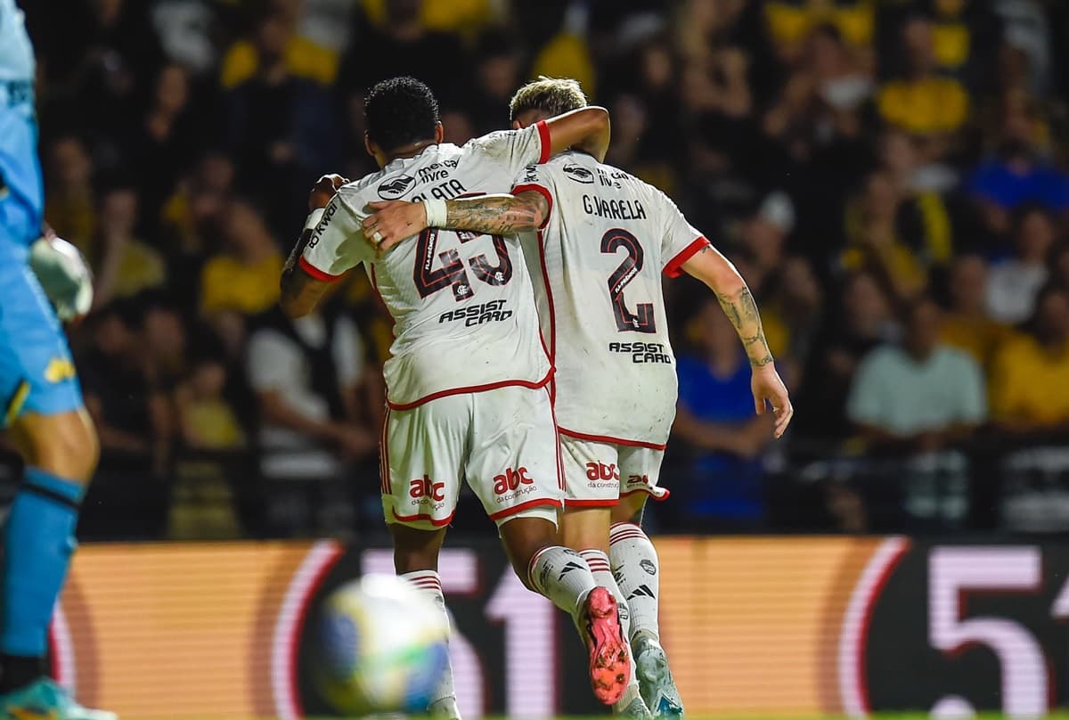 Plata e Varela abraçados comemorando primeiro gol do Flamengo na vitória por 2 a 0 sobre o Criciúma, no Heriberto Hülse, pelo Brasileirão 2024