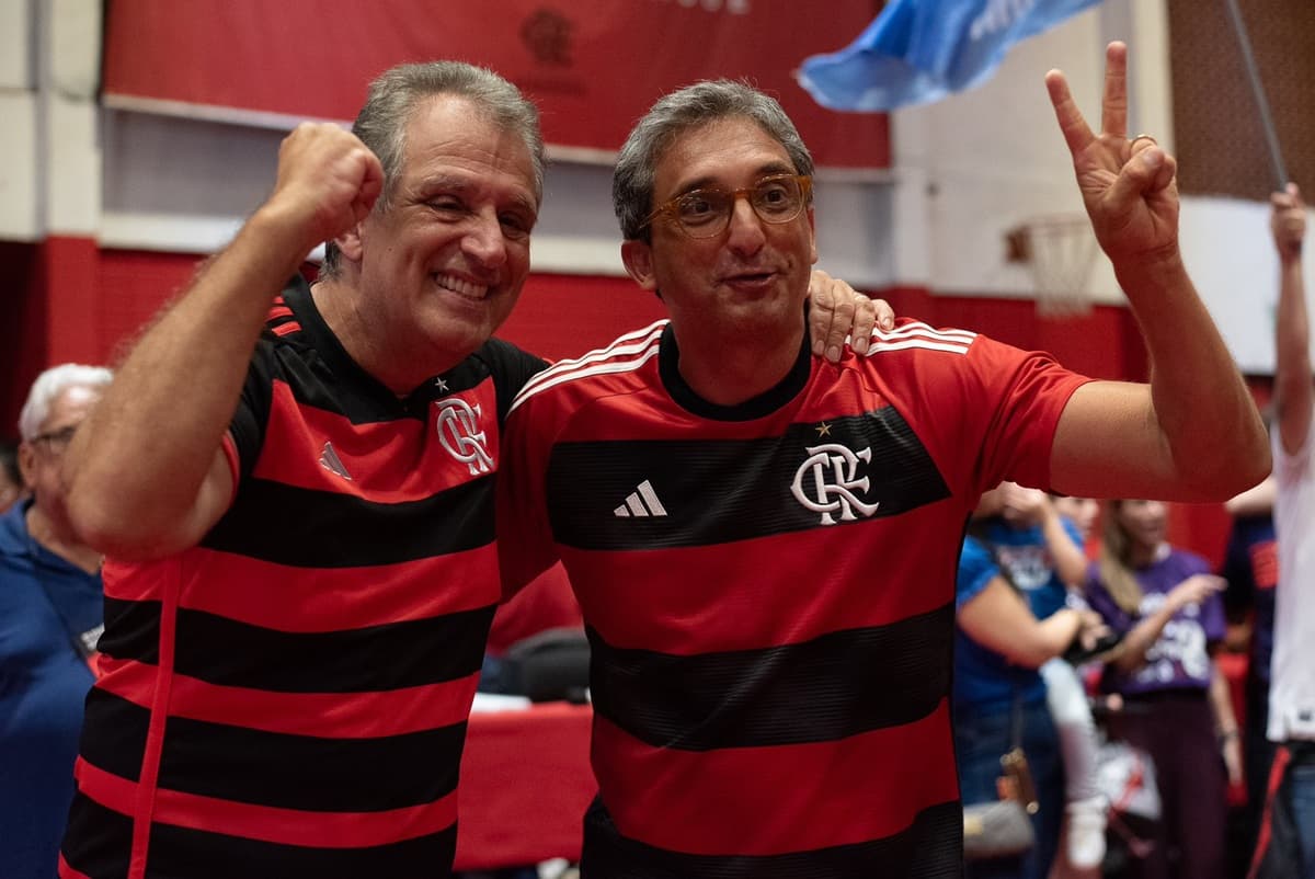 Bap de punhos cerrados e Flavio Willeman fazendo o "V" da vitória após serem eleitos presidente e vice do Flamengo