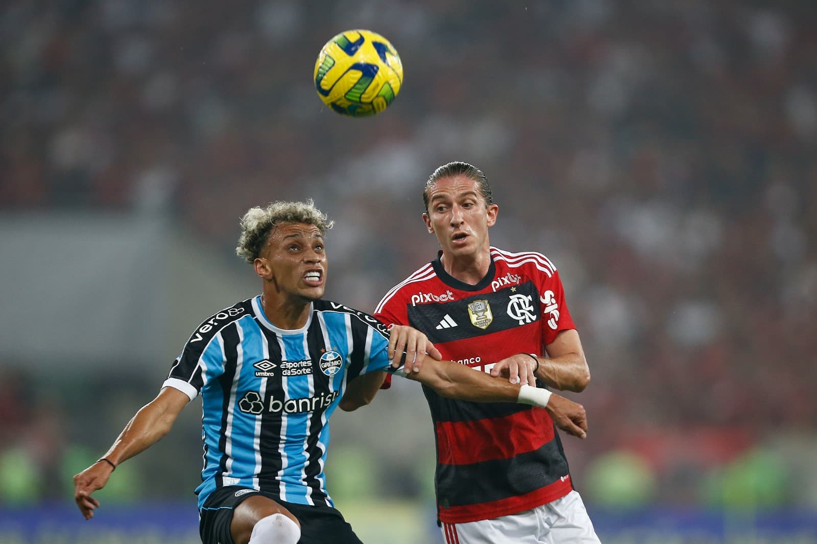 Bitello, hoje jogador do Dynamo Kiev, na mira do Flamengo, enfrentando Filipe Luís