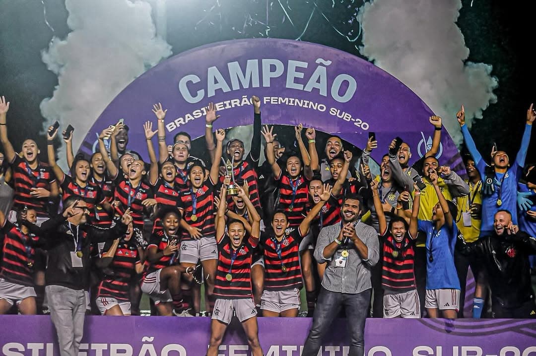 Atletas do Flamengo e comissão levantam a taça do Campeonato Brasileiro sub 20 feminino