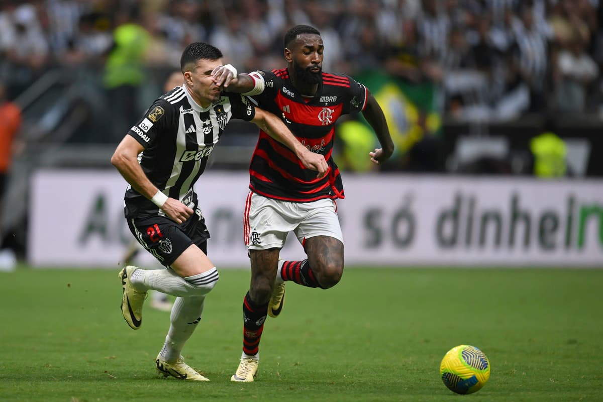 Battaglia e Gerson disputam bola em final da Copa do Brasil entre Flamengo e Atlético-MG