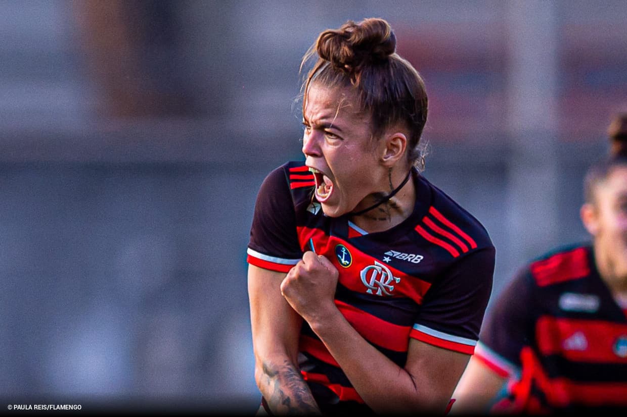 Jogadora do Flamengo vibrando em campo após gol, ela está simulando um soco no ar
