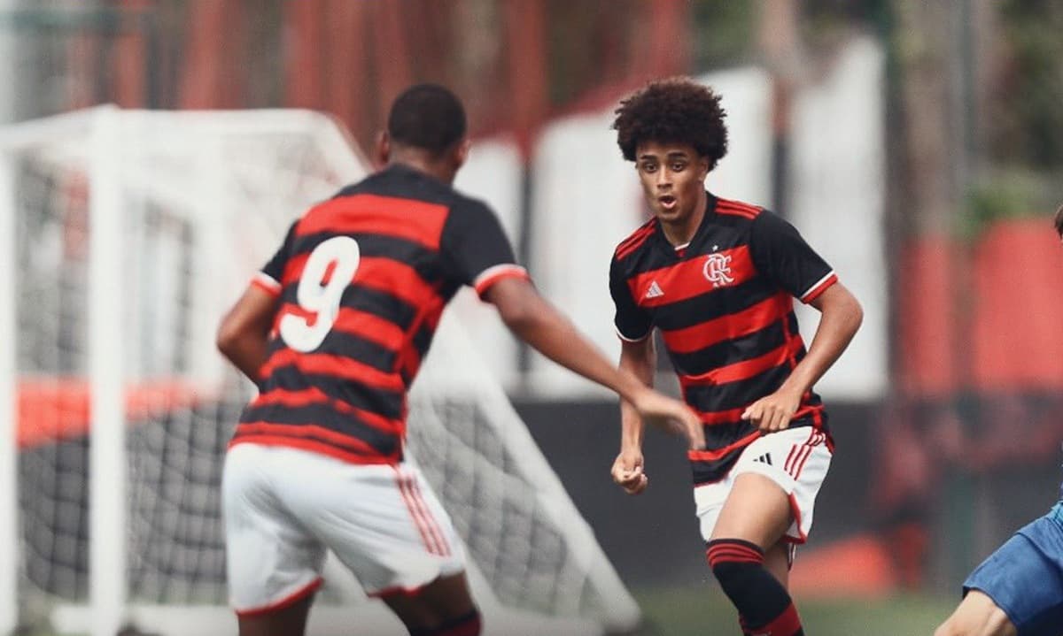 Kaio Gomes de costas pede passe para Ryan Roberto na estreia do Flamengo na Adidas Cup 2024