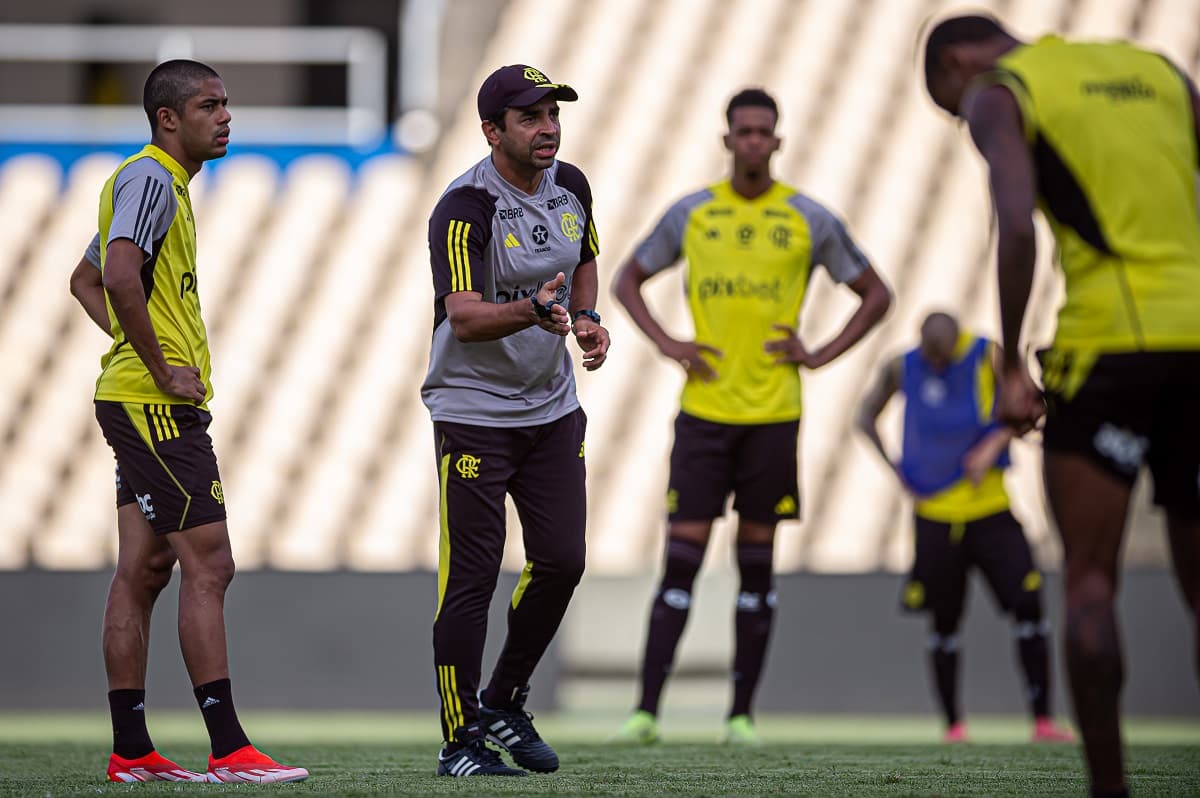 Em campo, Cleber dos Santos orienta jogadores do Flamengo durante treinamento para enfrentar o Bangu