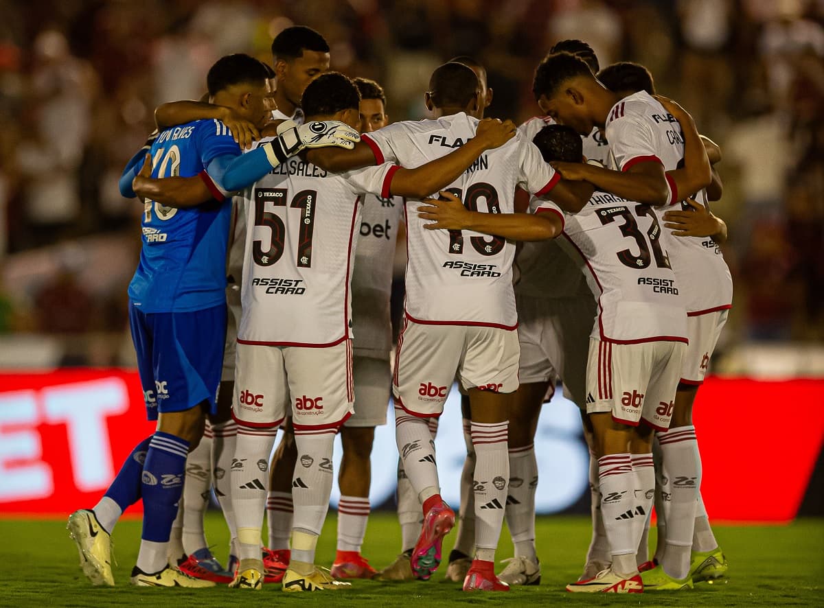 Equipe alternativa do Flamengo se reúne e conversa no gramado