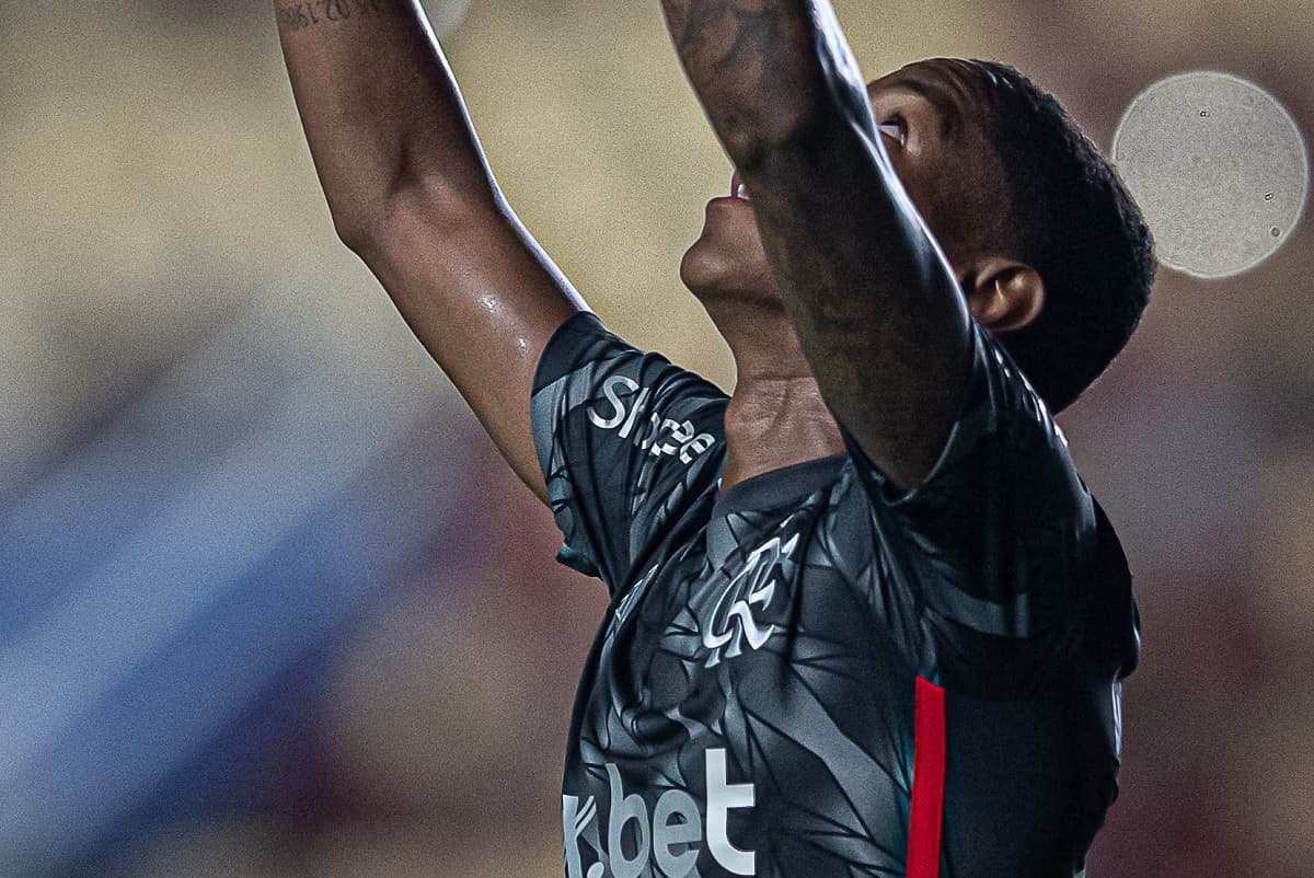 Wallace Yan ergue os braços ao céu e celebra gol do Flamengo