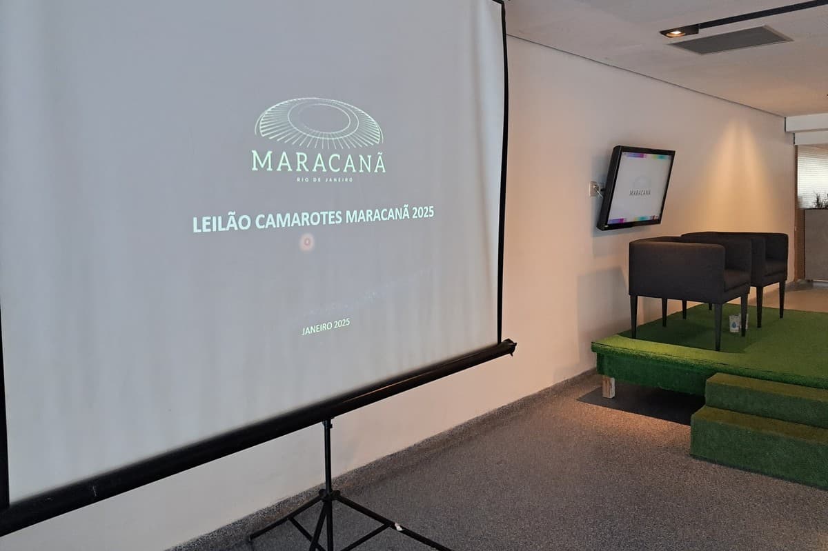 Telão com detalhes sobre o leilão de camarotes do Maracanã