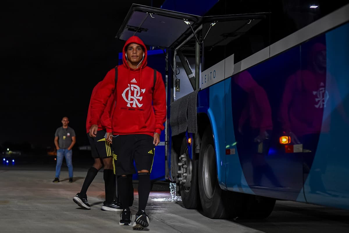 Com agasalhos do clube, elenco do Flamengo deixa ônibus em Campina Grande