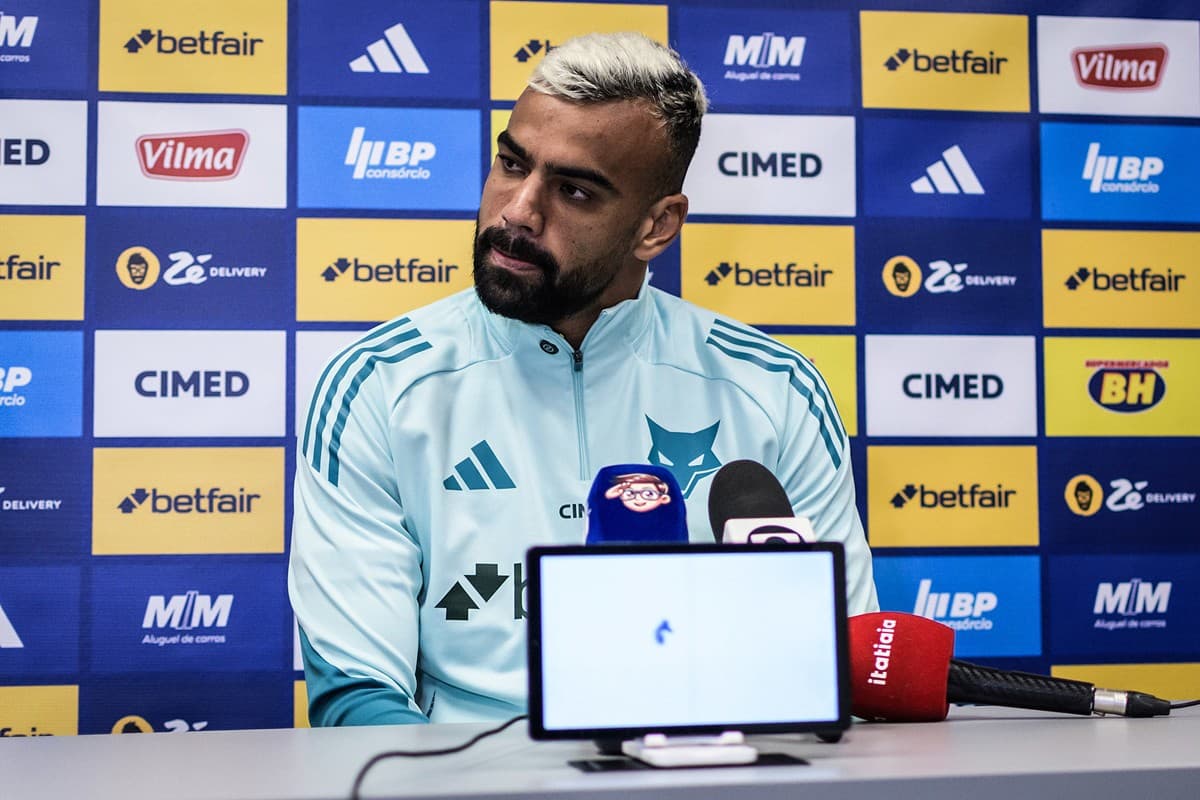 Fabrício Bruno sereno e olhando para o lado durante coletiva de apresentação no Cruzeiro