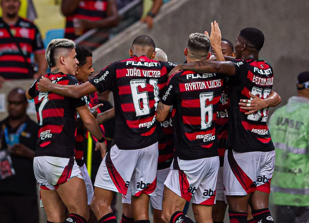 Jogadores do Flamengo comemoram gol do time na vitória sobre o Sampaio Corrêa, pelo Campeonato Carioca 2025